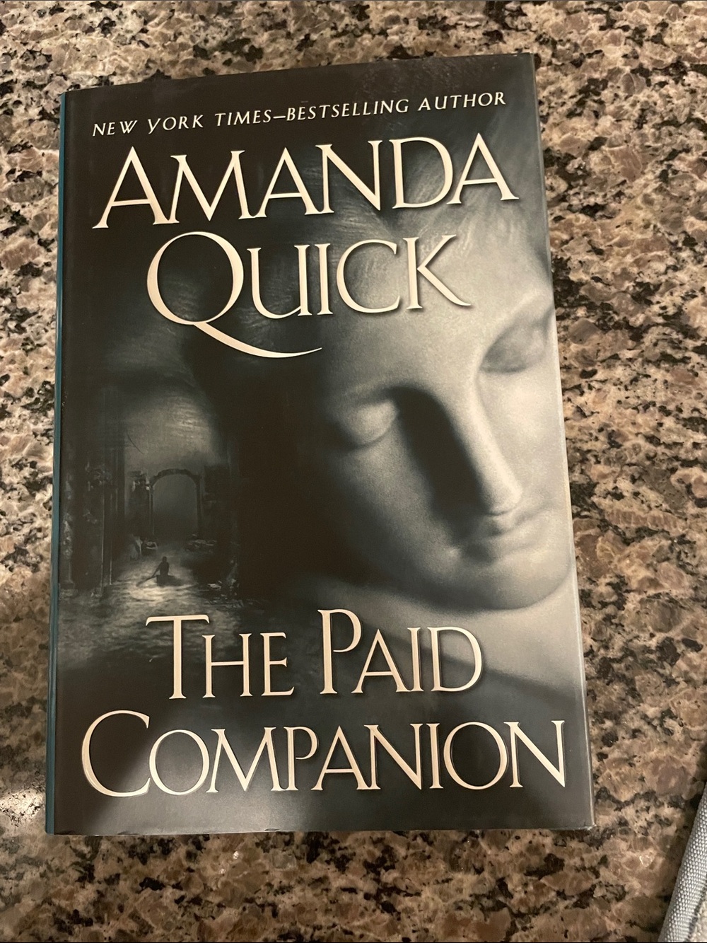 Amanda Quick - The Paid Companion (Blue Gray Hardcover)